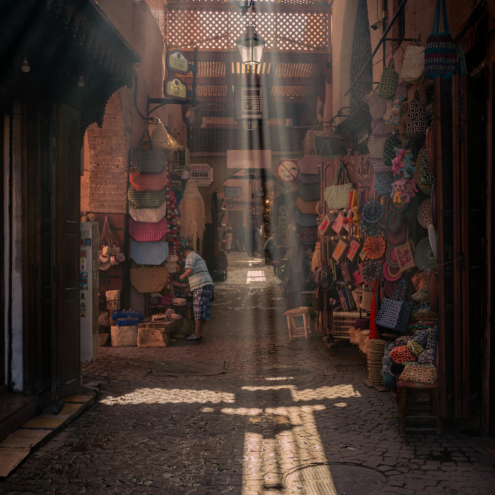 Ruelle ensoleillée de la médina de Marrakech